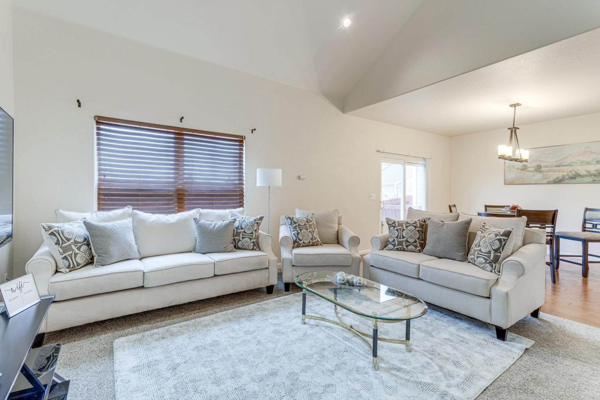 Cozy Denver Townhome With Fireplace - Near Airport! *