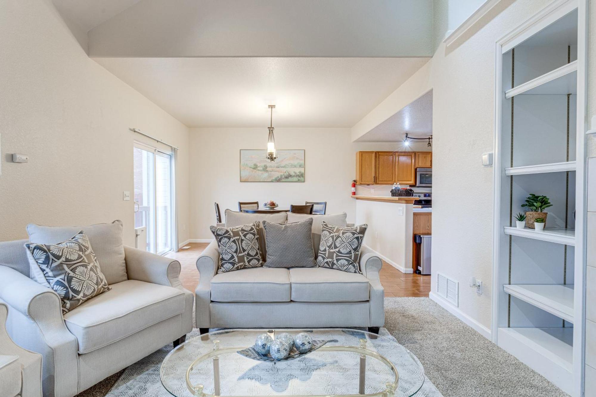 Cozy Denver Townhome With Fireplace - Near Airport! *